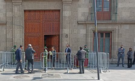 AMLO recibe en Palacio Nacional a su gabinete para analizar plan de “pobreza franciscana”