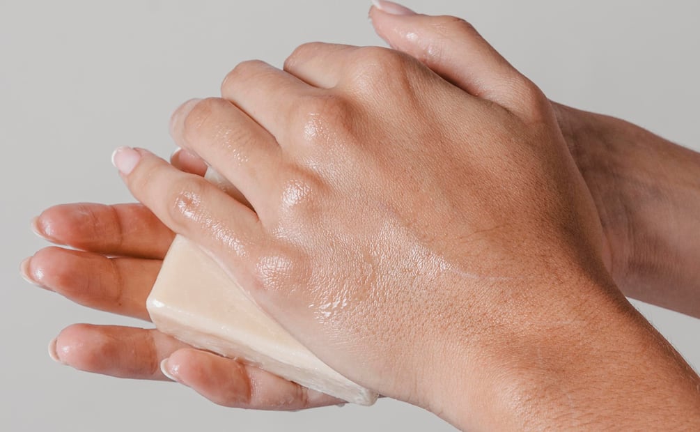 Lavarlas, sí. Resequedarlas, no. Aprende cómo cuidar tus manos cuando hace frío. Foto: Freepik