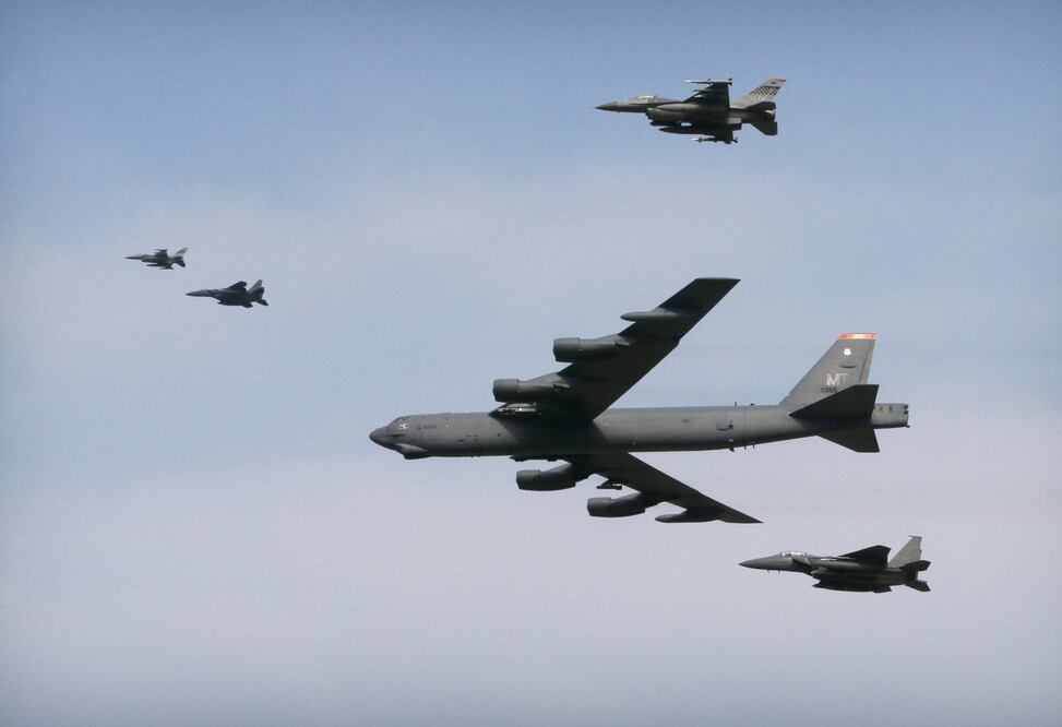 Una fuerza aérea de bombardero B-52 vuela sobre la base aérea de Osan en Pyeongtaek en Corea del Sur (AP)
