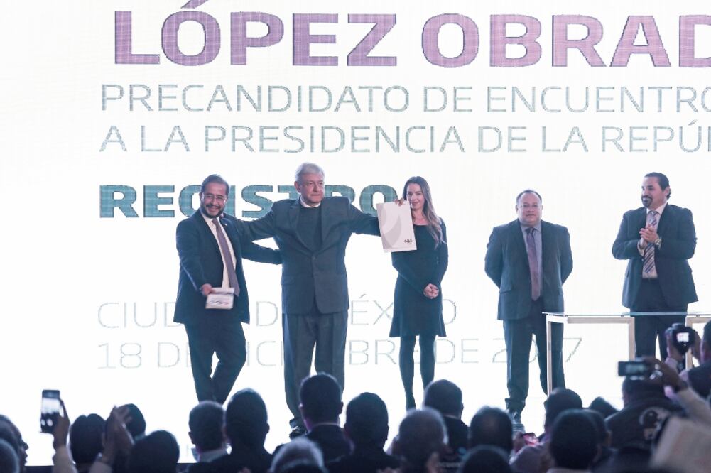 Ante la cargada de unos 2 mil militantes del PES, Andrés Manuel López Obrador (segundo de izq. a der.), fundador de Morena, se registró ante la Comisión Nacional de Elecciones de ese partido como precandidato presidencial. Foto: ALEJANDRA LEYVA. EL UNI