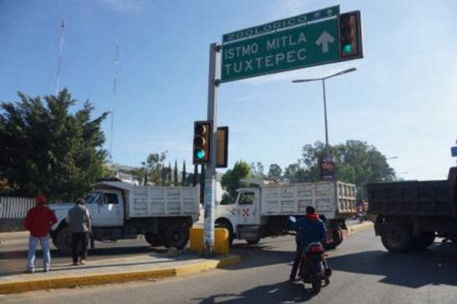 Transportistas bloquean vialidades de Oaxaca por segundo día