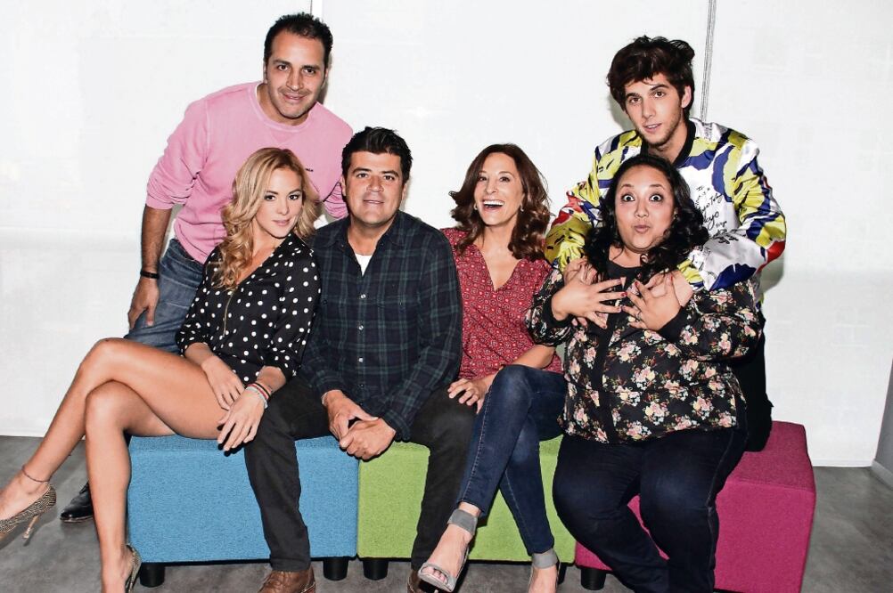 La serie creada por Gustavo Loza (de rosa) y protagonizada por El Burro Van Rankin (al centro), estrena su cuarta temporada. (AGUSTIN SALINAS. EL UNIVERSAL)