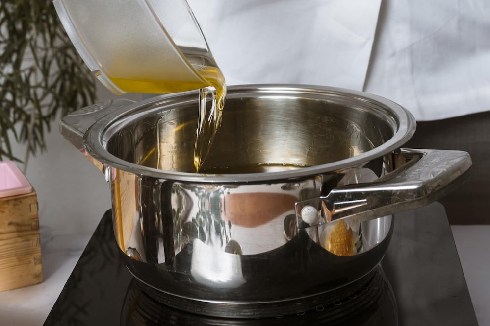 Agregar vinagre a las ollas antes de cocinar ayuda a prepararlas correctamente. Foto: Freepik