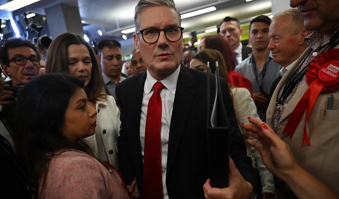 El líder del Partido Laborista de Gran Bretaña, Keir Starmer, llega para la declaración de resultados de Holborn y St Pancras en el centro de conteo del Camden Council en Londres. Foto: AFP
