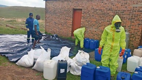 Caen 2 mexicanos durante desmantelamiento de narcolaboratorio en Sudáfrica; incautan droga y equipo valuado en 37 mdd