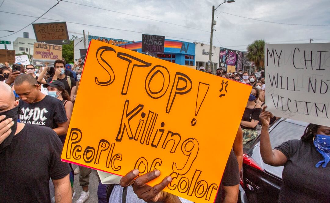 La muerte de Floyd, que fue asfixiado por un policía blanco en Mineápolis (Minesota) el pasado 25 de mayo, levantó una ola de protestas en todo el país (Foto: EFE)