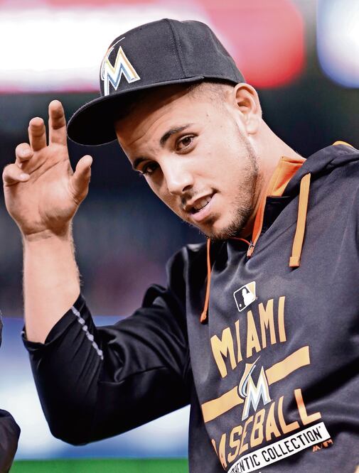 El pelotero cubano desertó de la isla en cuatro ocasiones hasta lograrlo (WILFREDO LEE. AP)