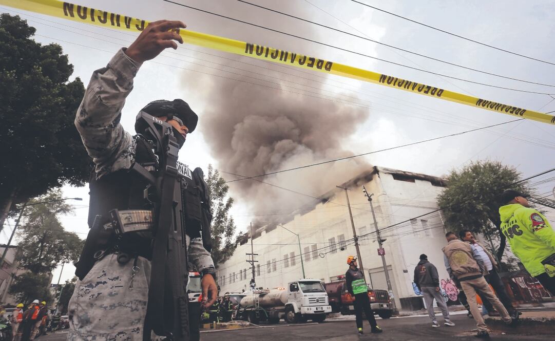 Las llamas consumieron 5 mil metros cuadrados del tercer nivel del edificio ubicado en la colonia Morelos. Foto: de Luis Camacho. El Universal