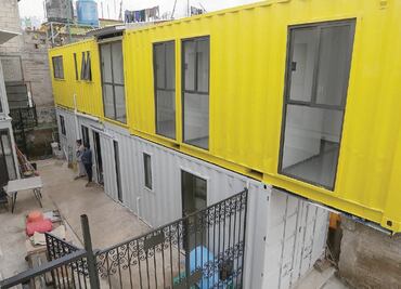 Contenedores son su nuevo hogar tras 19-S