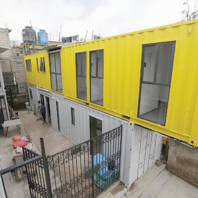Los contenedores marítimos transformados en casas poseen grandes ventanas que permiten el flujo de luz en su interior. Foto: LUIS CORTÉS