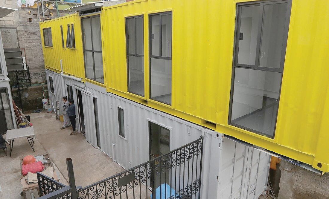 Los contenedores marítimos transformados en casas poseen grandes ventanas que permiten el flujo de luz en su interior. Foto: LUIS CORTÉS