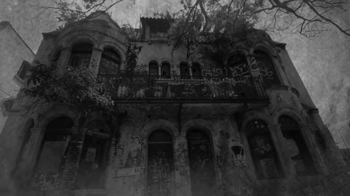 La casa está rodeada de puestos callejeros, pero no hay nadie que quiera vivir dentro. Imagen: captura de Youtube Expediente Paranormal RV