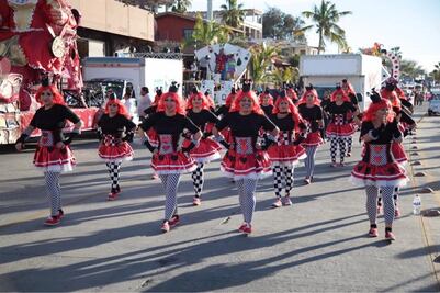 Celebran último desfile del carnaval en La Paz