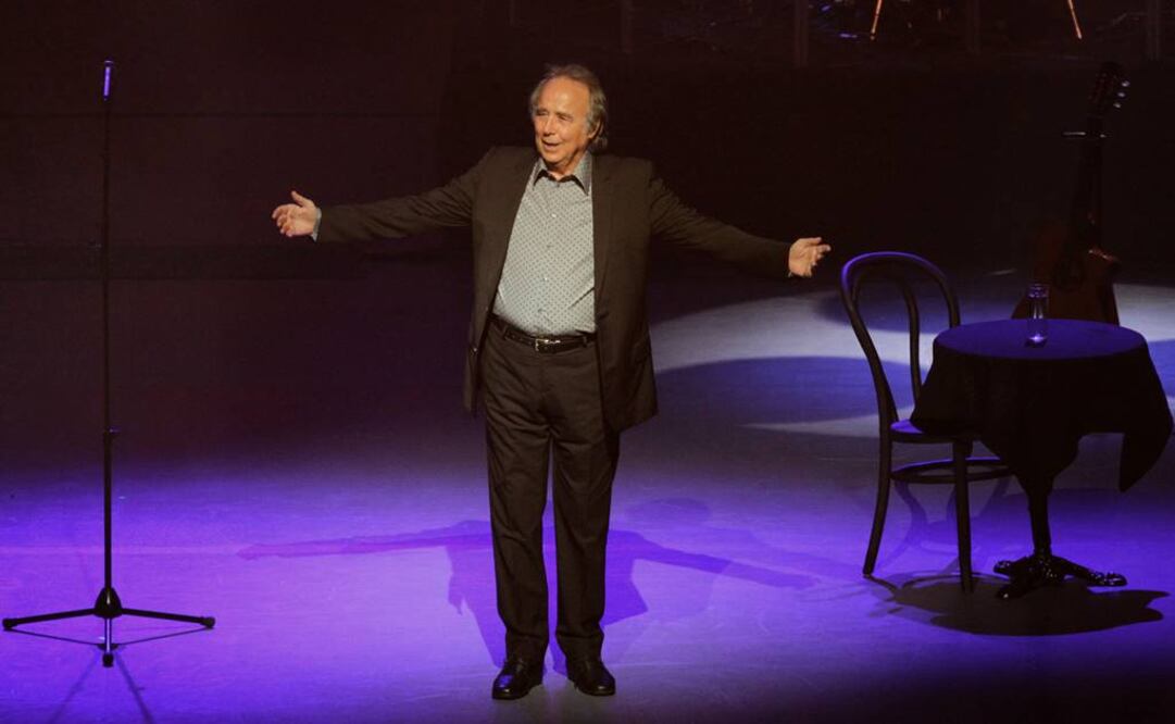 "Algunas lágrimas se asomaron en los ojos de Serrat, cuando volvió a ver al público de pie y expresó: "qué quieren que les diga, sólo darles las gracias". FOTO: Carlos Mejía/EL UNIVERSAL.