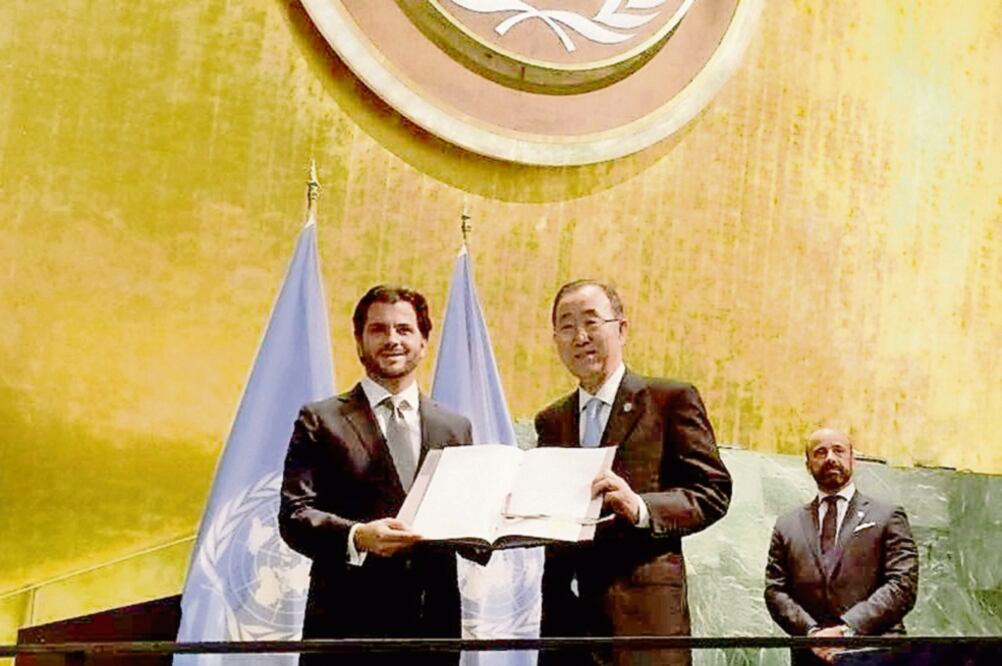 El secretario de Medio Ambiente y Recursos Naturales, Rafael Pacchiano Alamán (izq.), entrega al secretario General de la ONU, Ban Ki-moon (der.), la ratificación del Acuerdo de París en Nueva York (ARCHIVO EL UNIVERSAL)