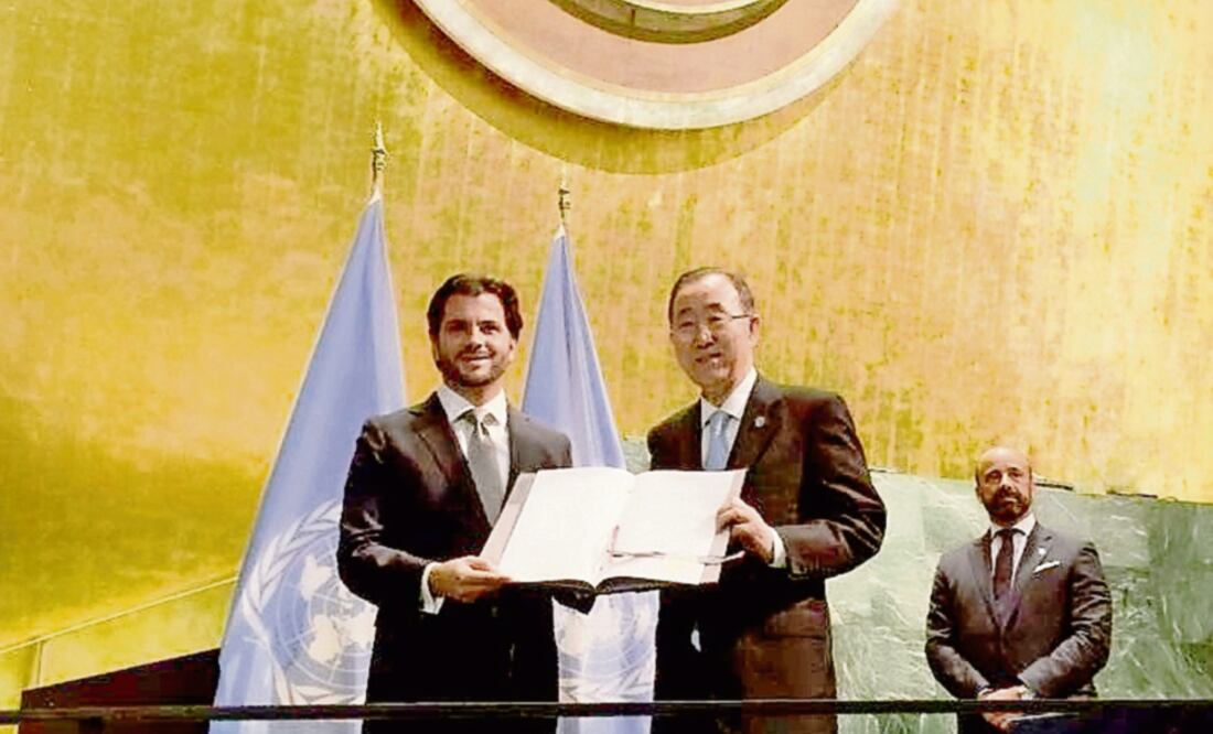 El secretario de Medio Ambiente y Recursos Naturales, Rafael Pacchiano Alamán (izq.), entrega al secretario General de la ONU, Ban Ki-moon (der.), la ratificación del Acuerdo de París en Nueva York (ARCHIVO EL UNIVERSAL)