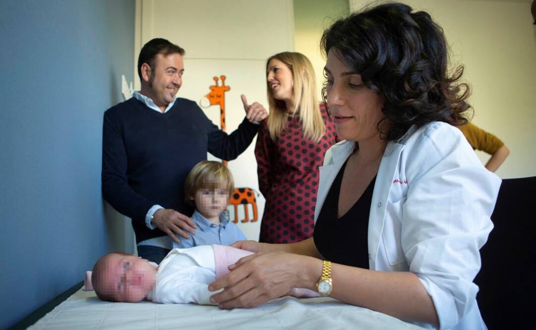 La jefa de la Unidad de Arritmias del Hospital de Sant Joan de Deu, Georgina Sarquella, revisa a María (Foto: EFE)
