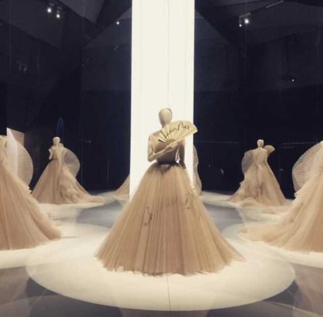Disfruta de la exposición “Christian Dior: Designer of dreams” desde la comodidad de tu hogar