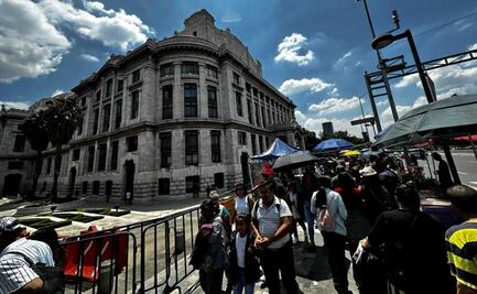 Vendedores ambulantes instalan tianguis en Avenida Juárez; se extienden a acera norte de la Alameda Central