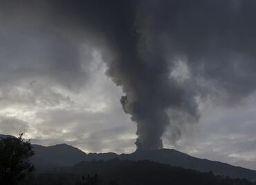 Indonesia evacúa a miles de personas en la isla de Flores tras expulsión de ceniza volcánica