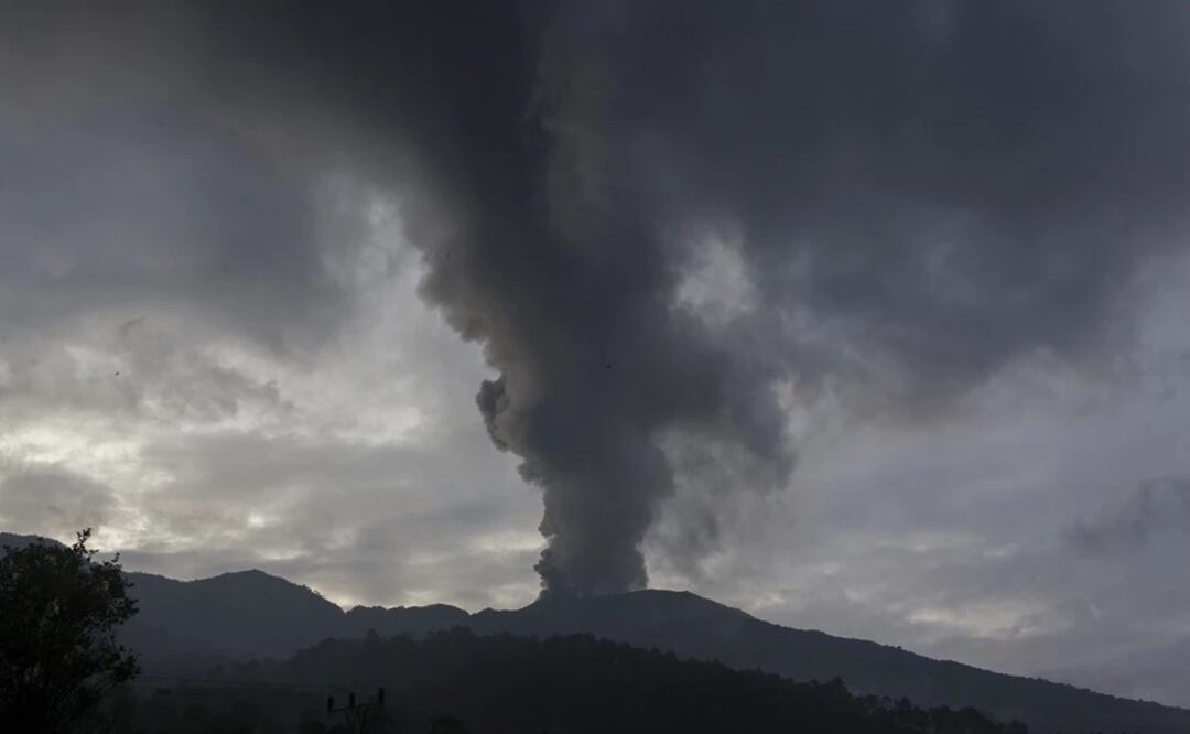 El monte Marapi expulsa material volcánica de su cráter durante una erupción en Agam, Sumatra Occidental, Indonesia. Foto: AP
