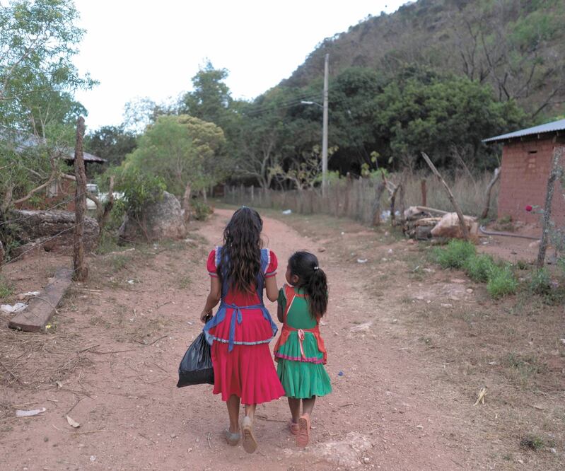 Niñas caminan en Rincón de Chautla, Guerrero. Nigeria, México, la República Democrática del Congo y Afganistán son los cuatro países con el mayor número de niños que viven en zonas de conflicto de alta intensidad, dice Save the Children. ALEXANDRE MENEGHI