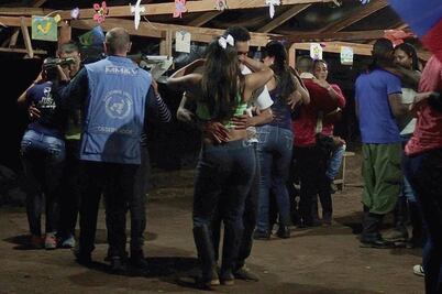 ONU suspende a 4 observadores por bailar con guerrilleras