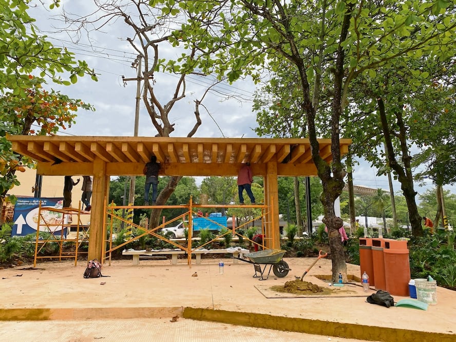 Migrantes consultados por EL UNIVERSAL aseguran haber aceptado el trabajo en la obra del malecón por necesidad, puesto que no tienen un techo para dormir ni dinero para seguir viviendo en el país. Foto: LUMA LÓPEZ. EL UNIVERSAL