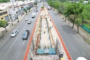 Colocan losa para el carril confinado de la nueva Línea 5 del Mexibús