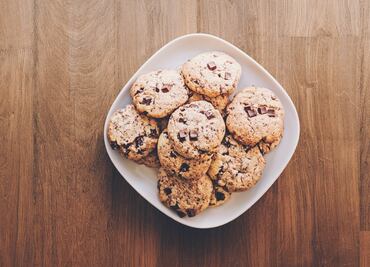 Prepara galletas con chispas de chocolate con solo 4 ingredientes