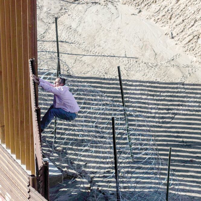 Mientras Donald Trump amenaza con cerrar la frontera sur, los migrantes siguen cruzando. En la foto, un mexicano saltó ayer la valla desde Tijuana hacia San Diego. Foto: GUILLERMO ARIAS. AFP