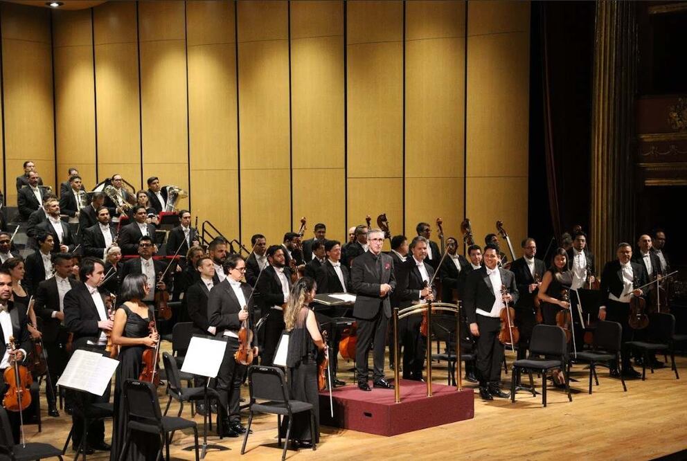 En el escenario del Teatro Degollado la Filarmónica de Jalisco y su titular, el maestro José Luis Castillo./ Salvador Tabares