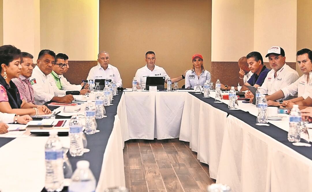 El gobernador Alejandro Murat Hinojosa recibió el informe de los integrantes del gabinete tras el paso del huracán Agatha por la entidad.  Foto: Especial 