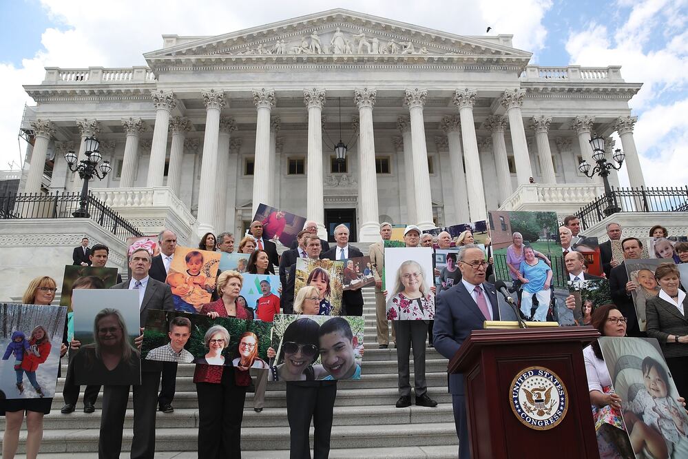 El líder demócrata en el Senado, el senador Chuck Schumer, presidió una protesta en las escalinatas del Capitolio (Foto: AFP)
