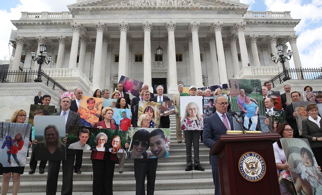 El líder demócrata en el Senado, el senador Chuck Schumer, presidió una protesta en las escalinatas del Capitolio (Foto: AFP)