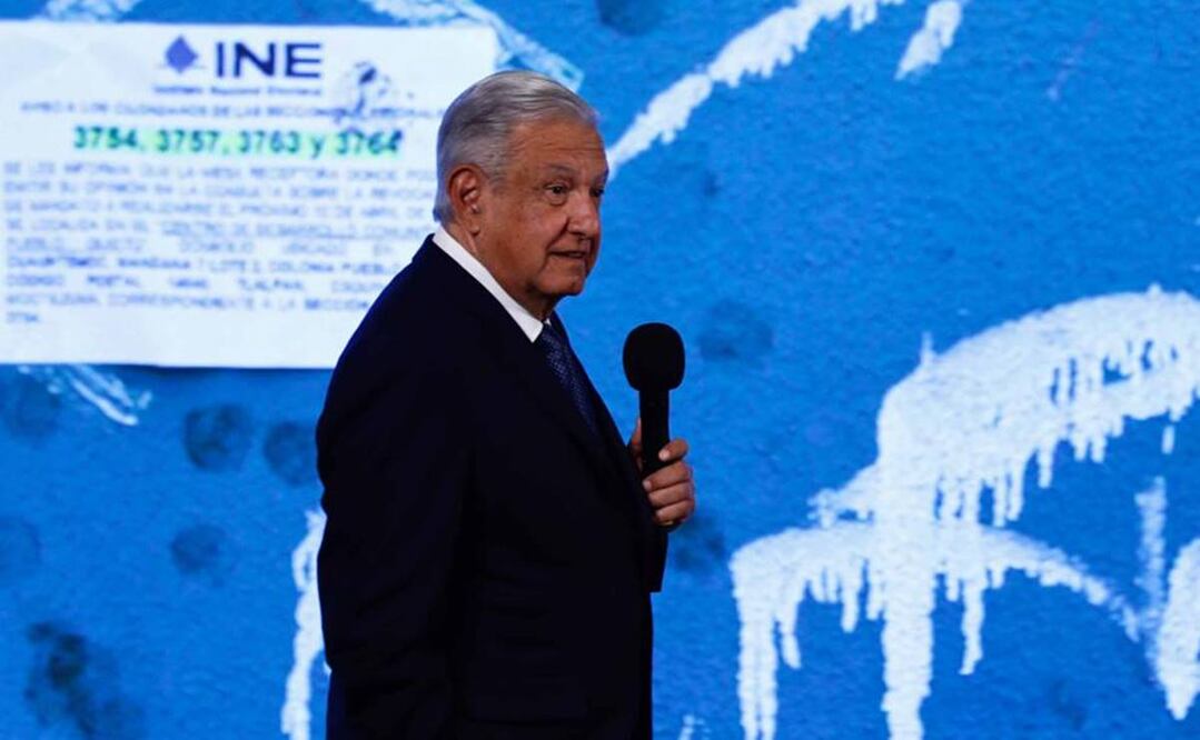 A los ciudadanos que no podrán votar en la revocación de mandato, el presidente AMLO les recomendó apoyar invitando a otros. Foto: Diego Simón Sánchez/EL UNIVERSAL