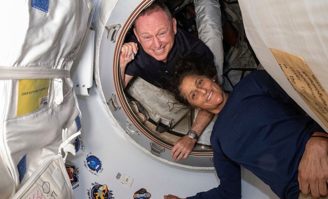 Foto suministrada por la NASA que muestra a los astronautas Butch Wilmore (izq) y Suni Williams en el vestíbulo entre la cápsula Harmony de la Estación Espacial Internacional y la nave Starlines de Boeing, el 13 de junio del 2024. FOTO: AP