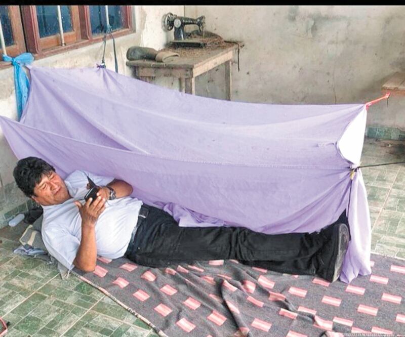 El expresidente boliviano Evo Morales tuiteó ayer por la tarde-noche una imagen en la que se hallaba sobre el piso en algún lugar de Cochabamba. Foto/TOMADA DE TWITTER