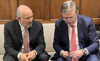 Secretario de Comercio de EU entrega a Ebrard fragmento de las Torres Gemelas; gesto marca reunión bilateral