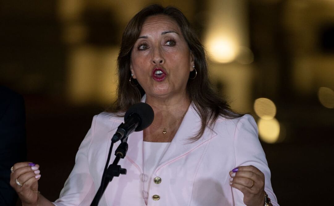 La presidenta de Perú, Dina Boluarte, luego de reunirse con líderes de partidos políticos en el Palacio Presidencial en Lima, el 15 de febrero pasado. Foto: AFP