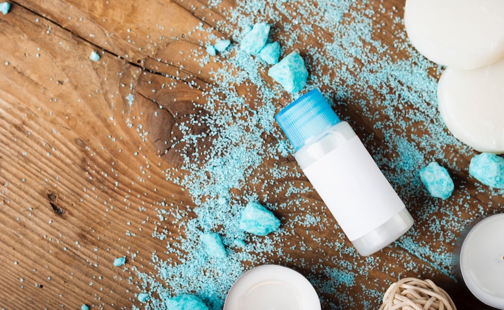 No uses diario tu shampoo, mejor alternalo en tu rutina para las canas. Foto: Freepik