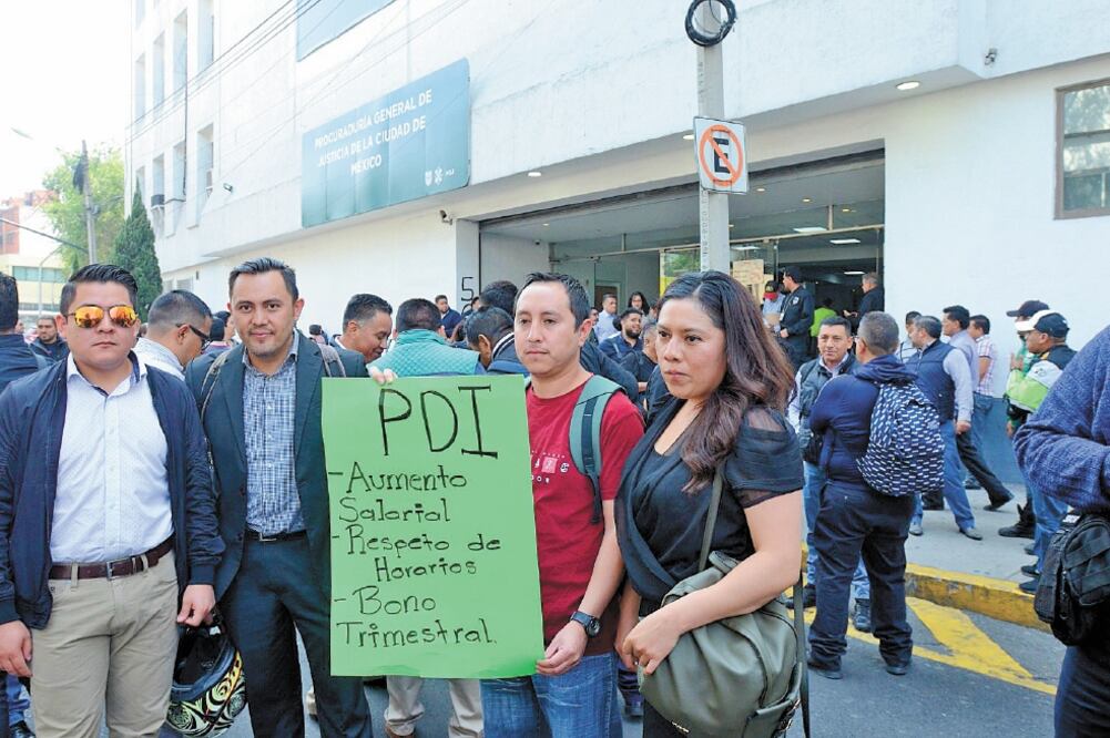 Luego de que elementos de la PDI protestaran ayer frente al búnker de la procuraduría capitalina, la dependencia anunció una serie de mejoras en las prestaciones laborales. Foto: ARMANDO MONROY. CUARTOSCURO