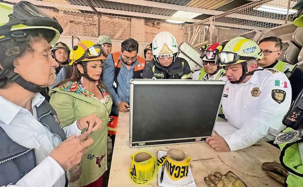 La jefa de Gobierno, Clara Brugada, acudió a la zona en la que colapsó el edificio. Foto: Especial