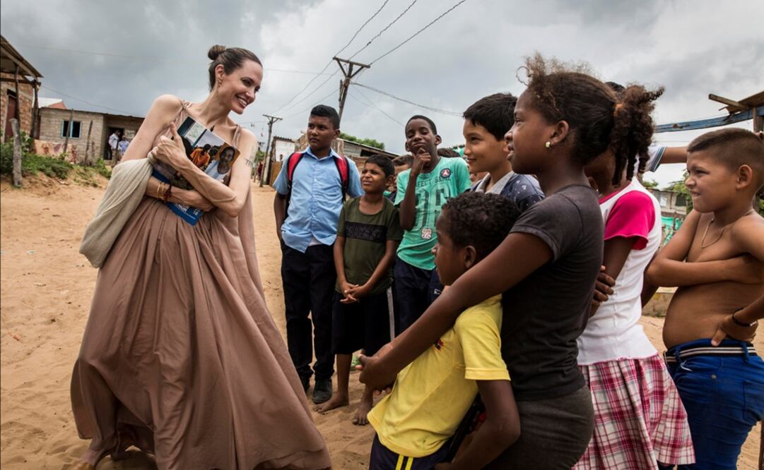 Angelina Jolie convive con niños venezolanos