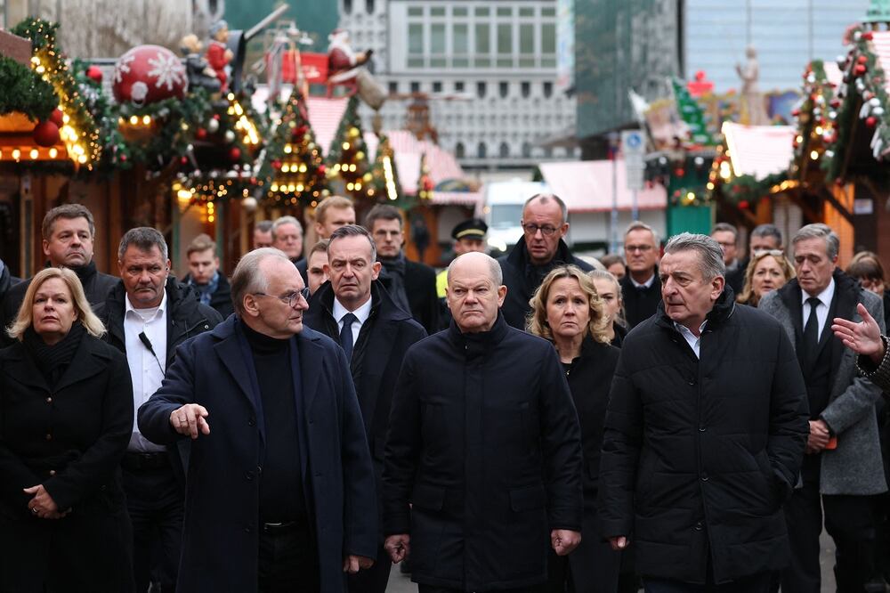 El canciller alemán Olaf Scholz visita el lugar de un atropellamiento masivo en un mercado navideño en Magdeburgo. Foto: AFP