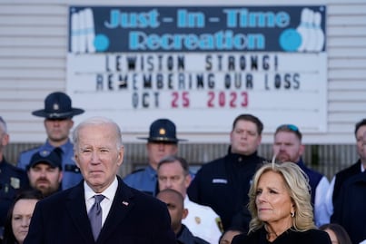 Biden presenta sus condolencias ante las familias de las víctimas del tiroteo en Lewiston, Maine  