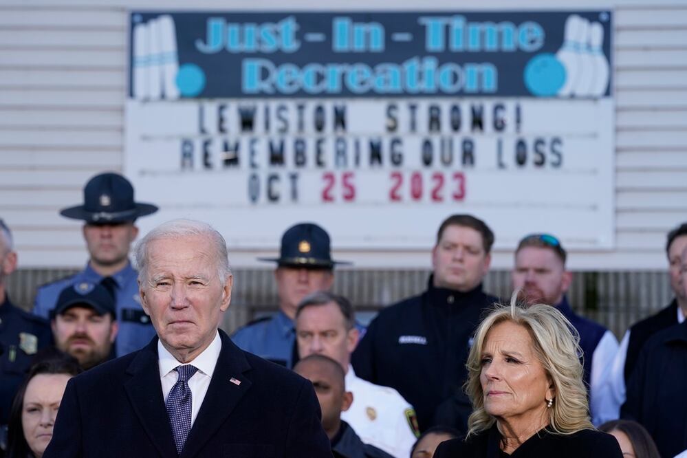 El presidente Joe Biden, con la primera dama Jill Biden, escucha afuera de Just-In-Time Recreation antes de hablar el viernes 3 de noviembre de 2023, en Lewiston, Maine, sobre el tiroteo masivo de la semana pasada. Foto: AP
