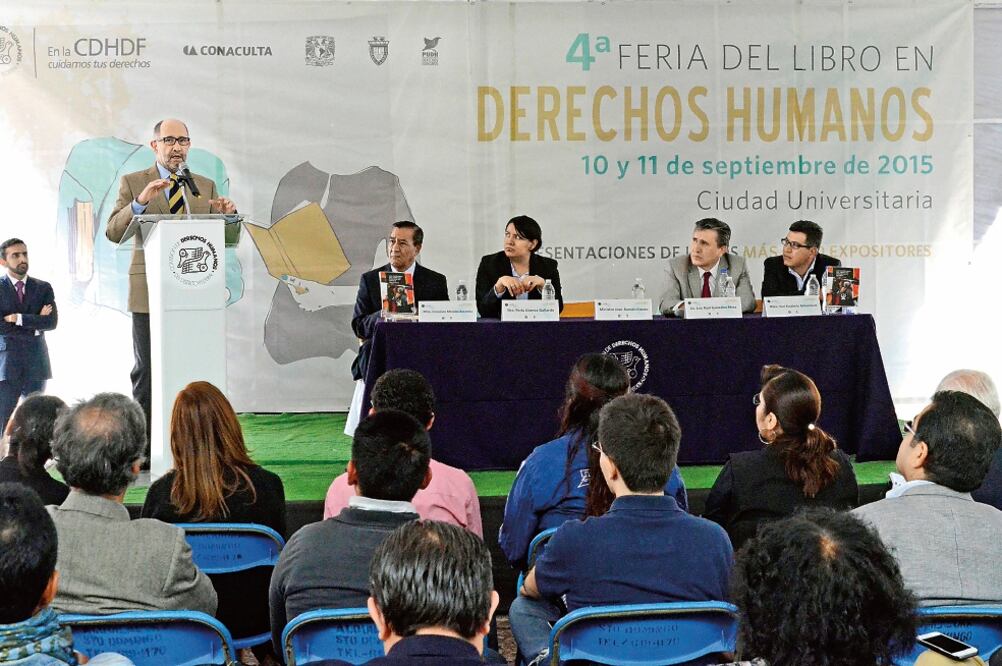 El ministro José Ramón Cossío (izq.) presentó en la Facultad de Derecho de la UNAM su libro "Los problemas del derecho indígena en México", obra inspirada en el levantamiento armado del EZLN y la firma de los Acuerdos de San Andrés (ESPECIAL)