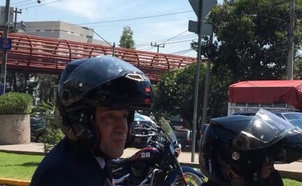 Captan a Arturo Herrera en motocicleta tras evento con AMLO