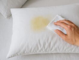 ¿Cómo quitar las manchas amarillas de las almohadas? Conoce la técnica eficaz